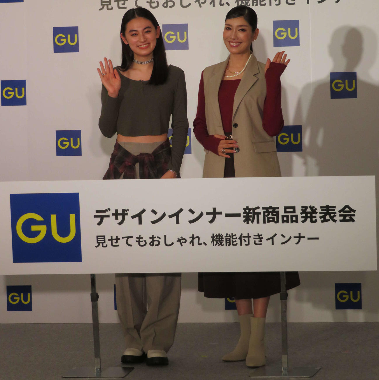 GUデザインインナー新商品発表会に出席した八木莉可子（左）とアンミカ（撮影・村上幸将）
