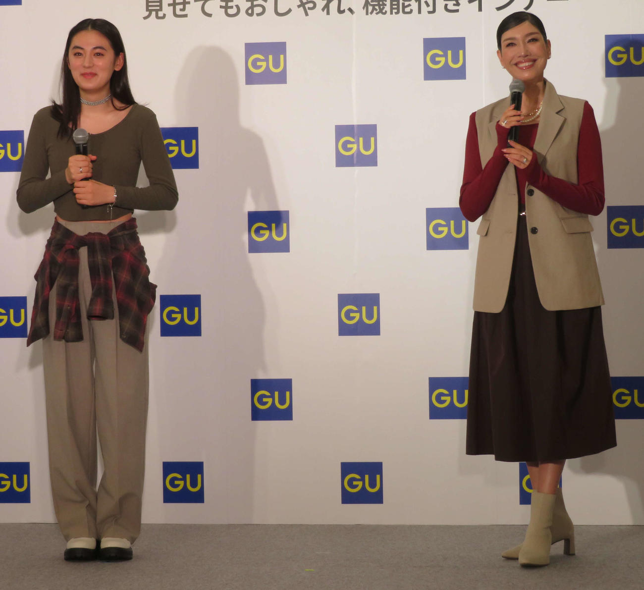 GUデザインインナー新商品発表会に出席した八木莉可子（左）とアンミカ（撮影・村上幸将）