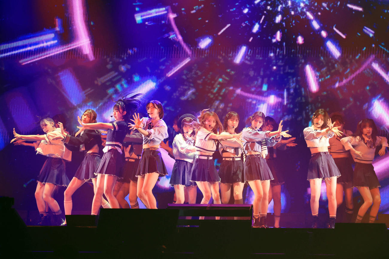 熱いステージを披露するAKB48（撮影・浅見桂子）