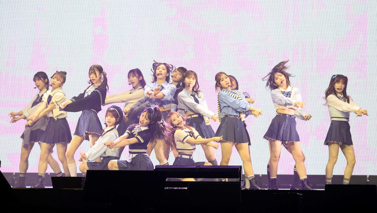 熱いステージを披露するAKB48（撮影・浅見桂子）