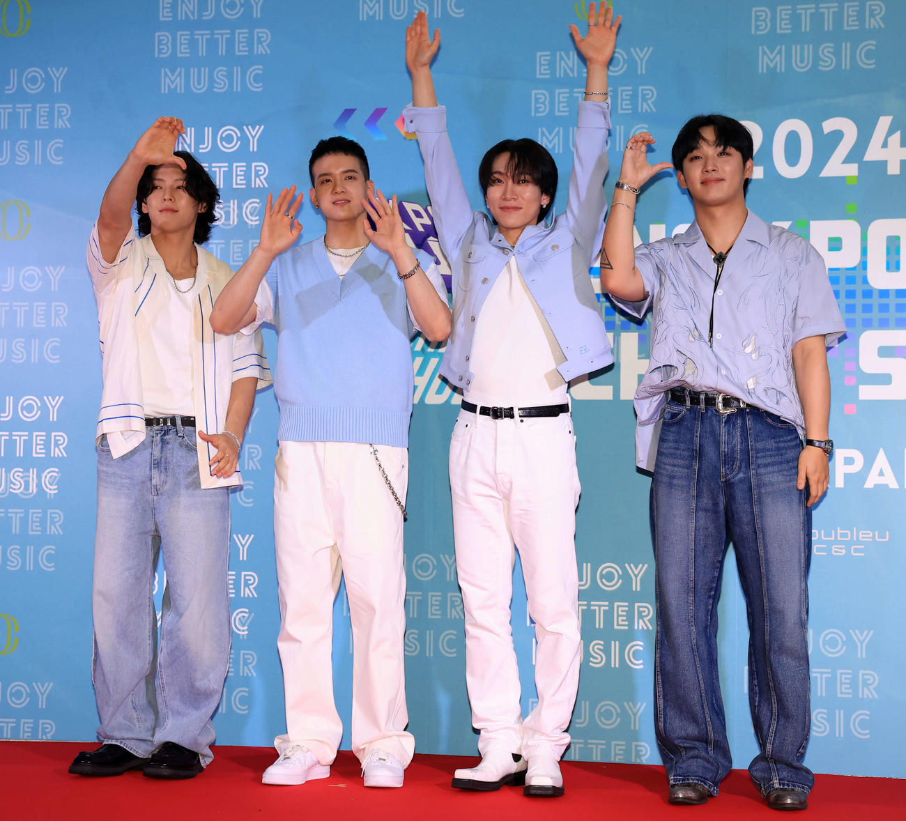 レッドカーペットでポーズをとるBTOB（撮影・浅見桂子）