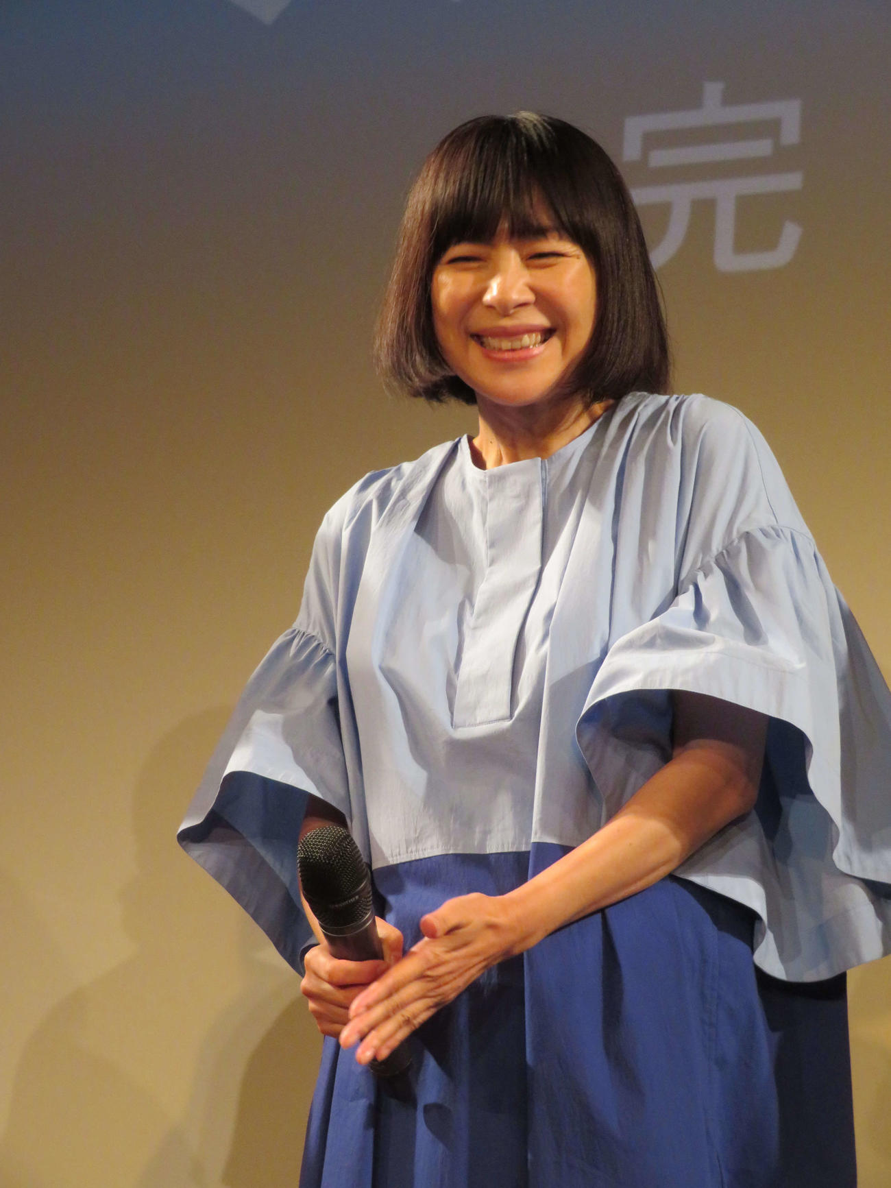 オリジナルウェブ映画「ミライヘキミト。」完成披露試写会舞台あいさつで笑みを浮かべる西田尚美（撮影・村上幸将）