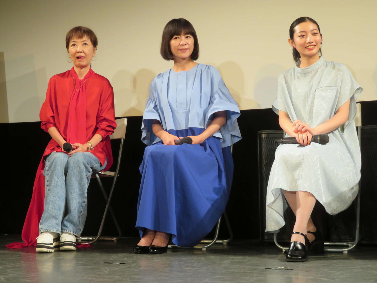 オリジナルウェブ映画「ミライヘキミト。」完成披露試写会舞台あいさつに登壇した、左から浅田美代子、西田尚美、川島鈴遥（撮影・村上幸将）