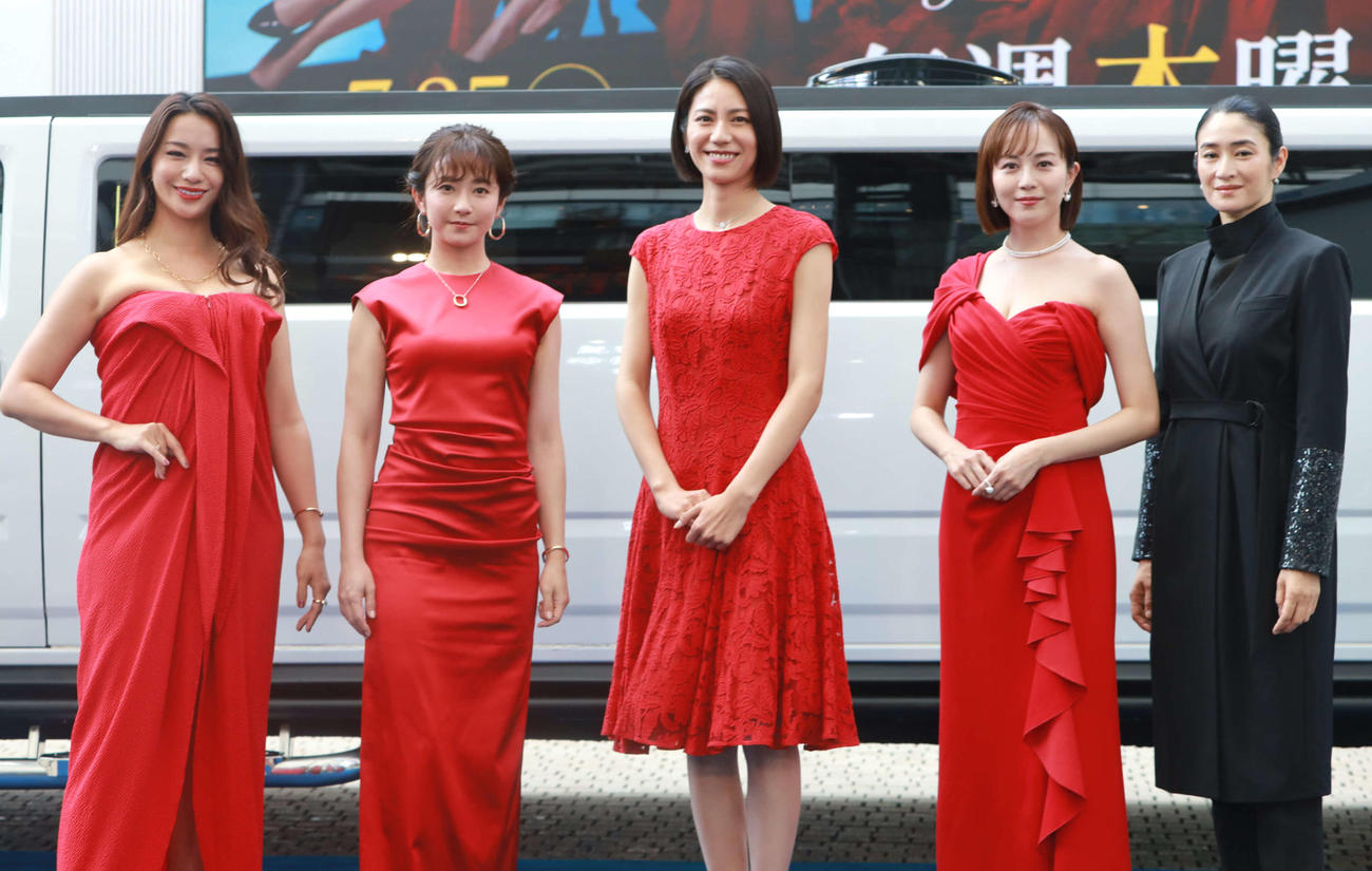 テレ朝系ドラマ「スカイキャッスル」に出演する、左から高橋メアリージュン、木村文乃、松下奈緒、比嘉愛未、小雪（2024年7月撮影）