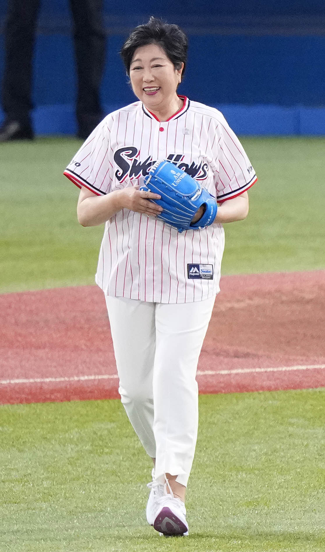 ヤクルト対阪神　始球式に臨む小池百合子都知事（撮影・鈴木みどり）