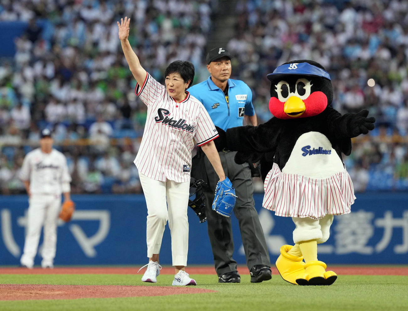 ヤクルト対阪神　始球式を務め笑顔を見せる小池百合子東京都知事（撮影・たえ見朱実）