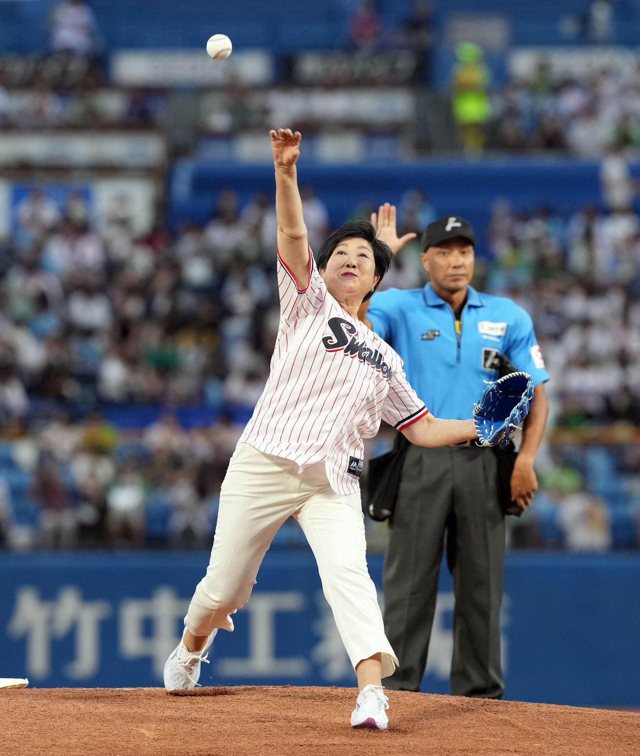 ヤクルト対阪神　始球式を務めた小池百合子東京都知事（撮影・たえ見朱実）