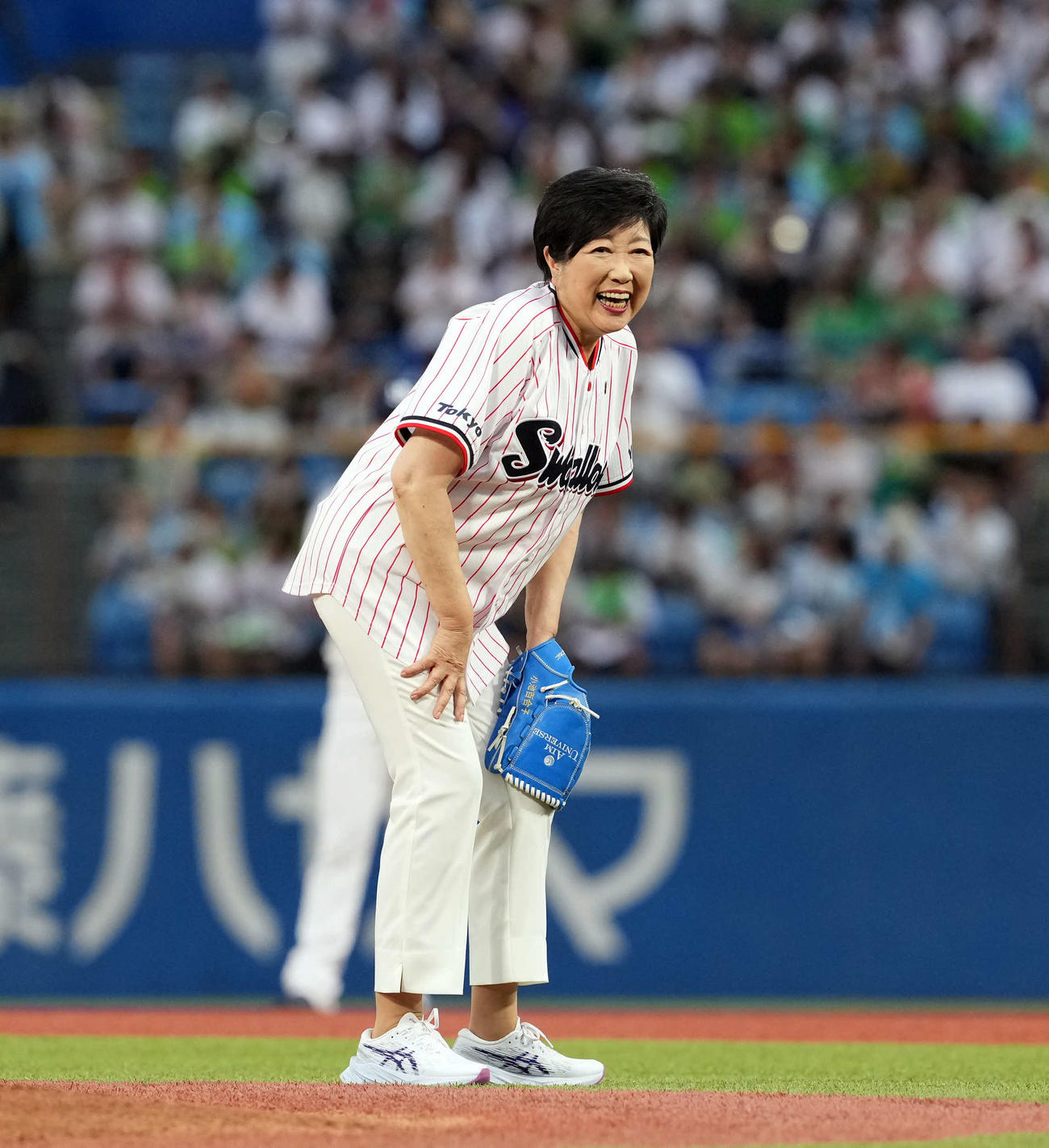 ヤクルト対阪神　始球式を務め笑顔を見せる小池百合子東京都知事（撮影・たえ見朱実）