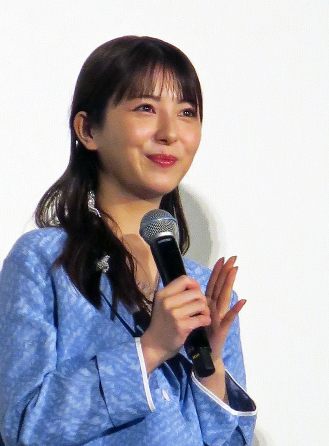 主演映画「もしも徳川家康が総理大臣になったら」大ヒット御礼舞台あいさつに登場した浜辺美波