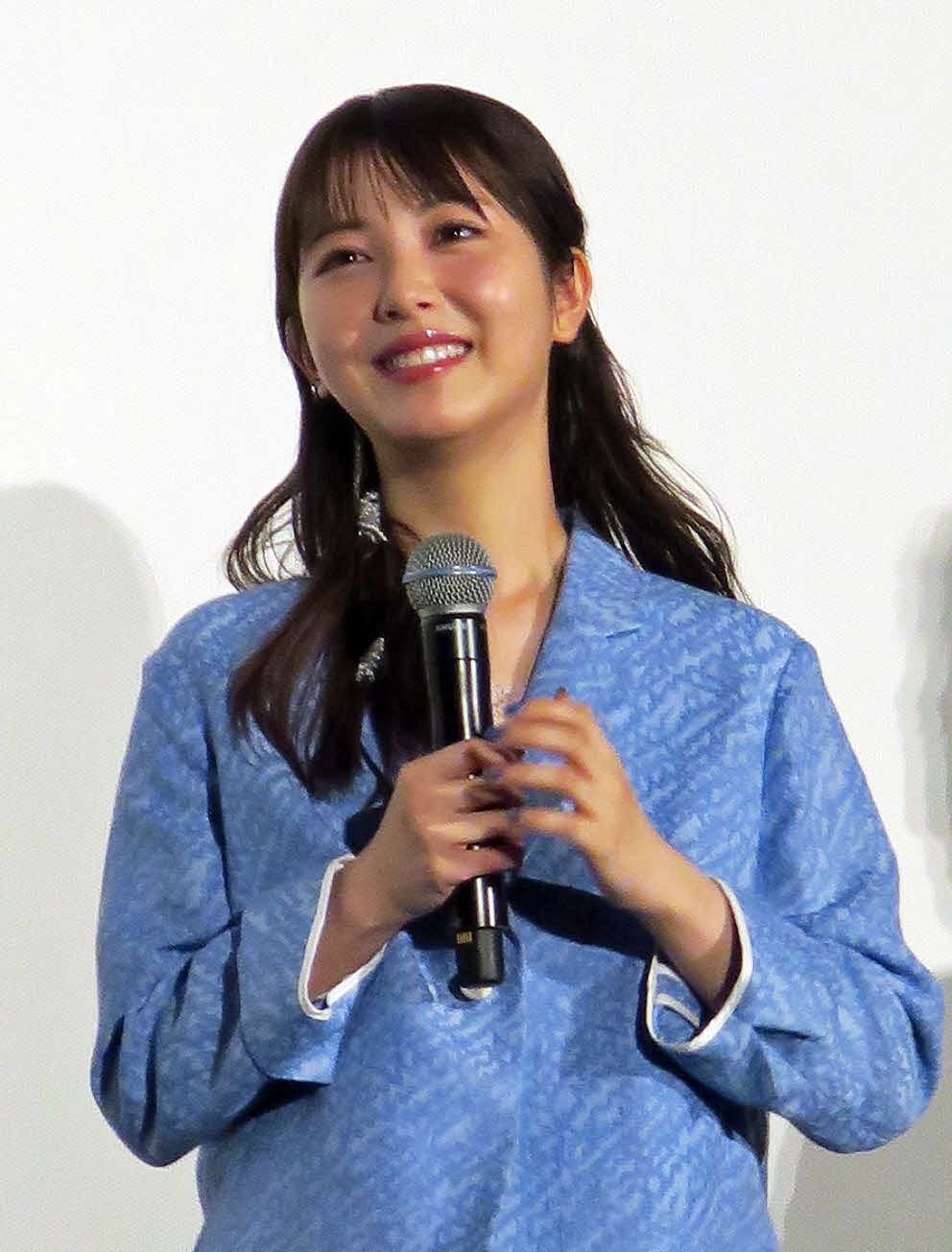 主演映画「もしも徳川家康が総理大臣になったら」大ヒット御礼舞台あいさつに登場した浜辺美波