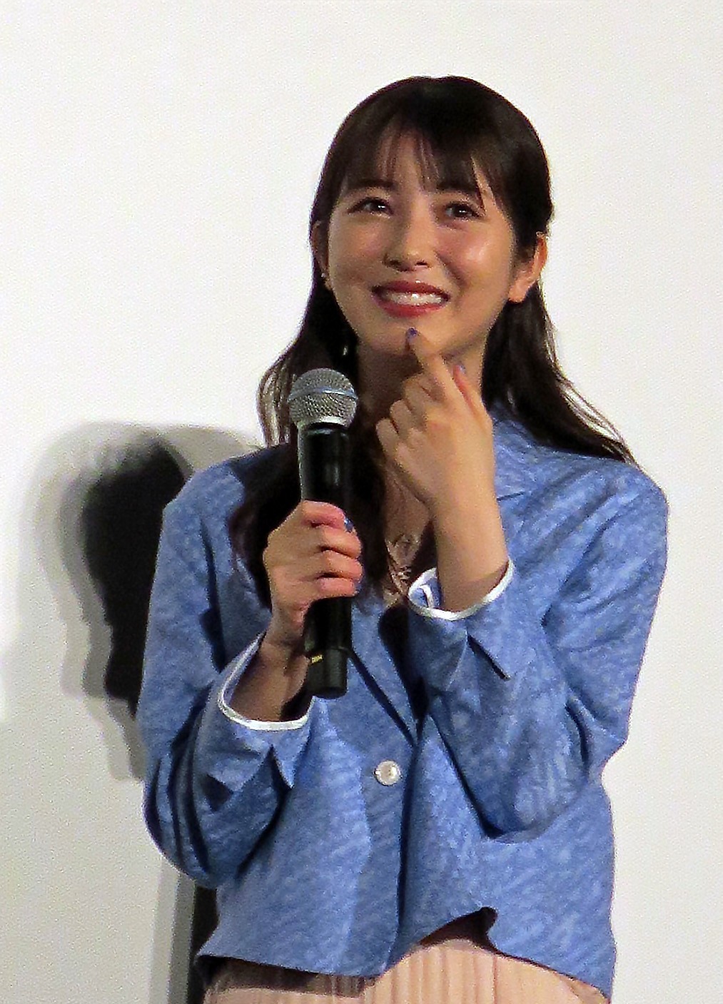 主演映画「もしも徳川家康が総理大臣になったら」大ヒット御礼舞台あいさつに登場した浜辺美波