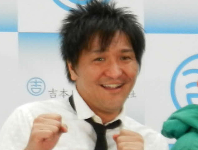 スリムクラブの真栄田賢（2011年12月撮影）