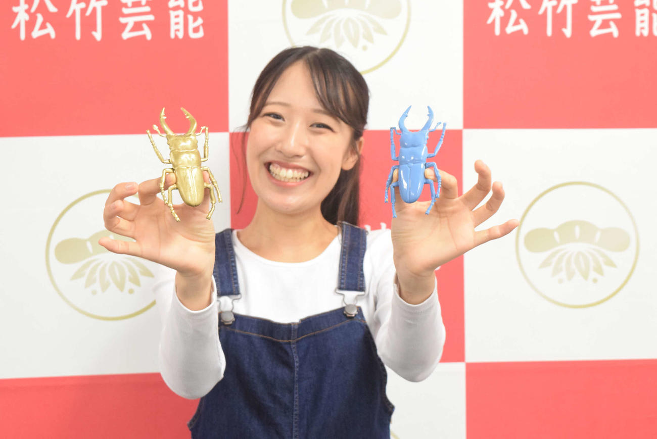 クワガタを手に笑顔のくわがた心（撮影・阪口孝志）
