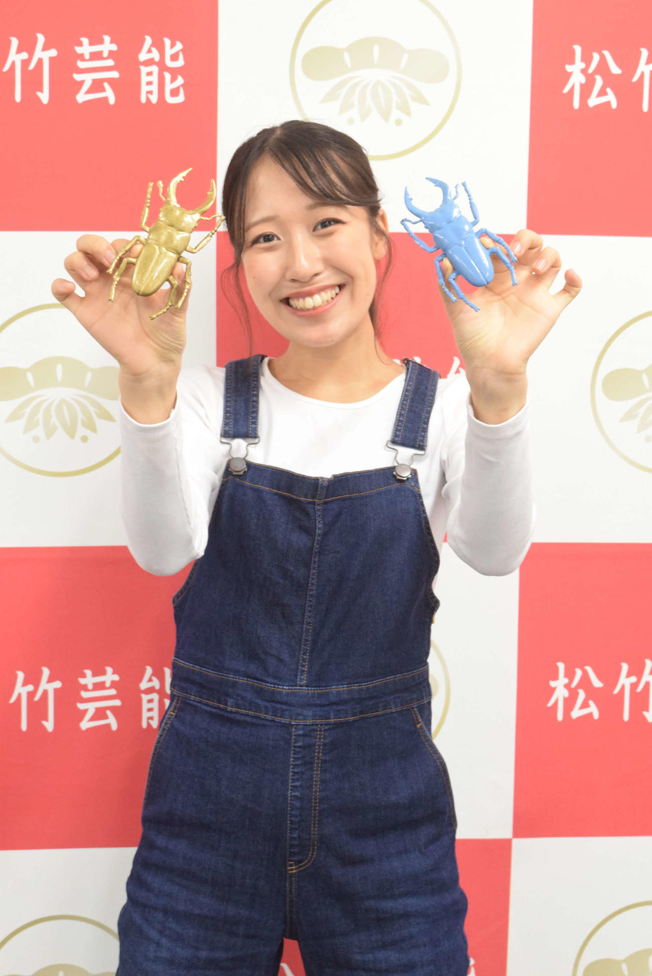 クワガタを手に笑顔のくわがた心（撮影・阪口孝志）