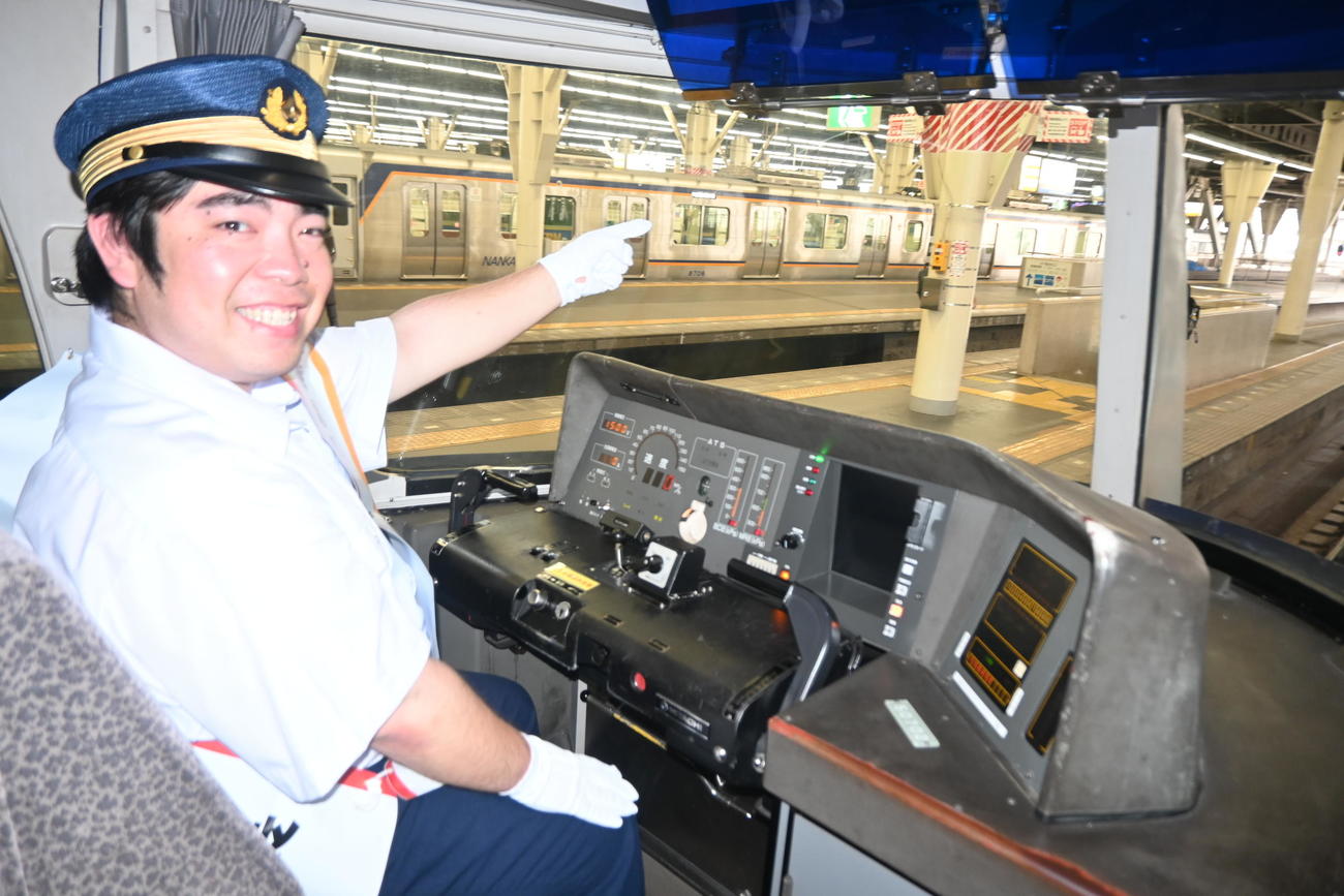 南海難波駅でラピートの運転席を点検する徳永ゆうき（撮影・松浦隆司）
