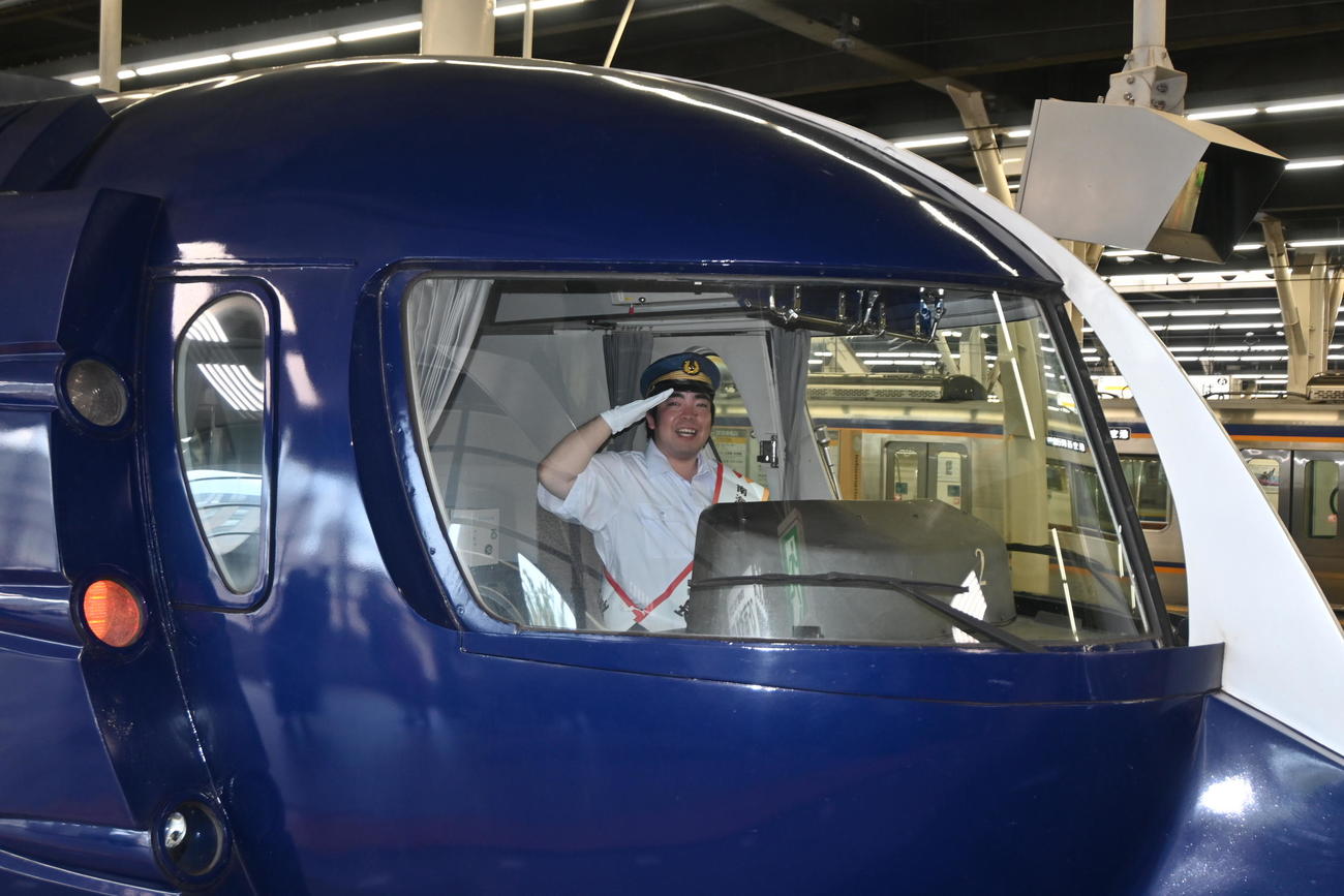 南海難波駅でラピートの運転席を点検する徳永ゆうき（撮影・松浦隆司）