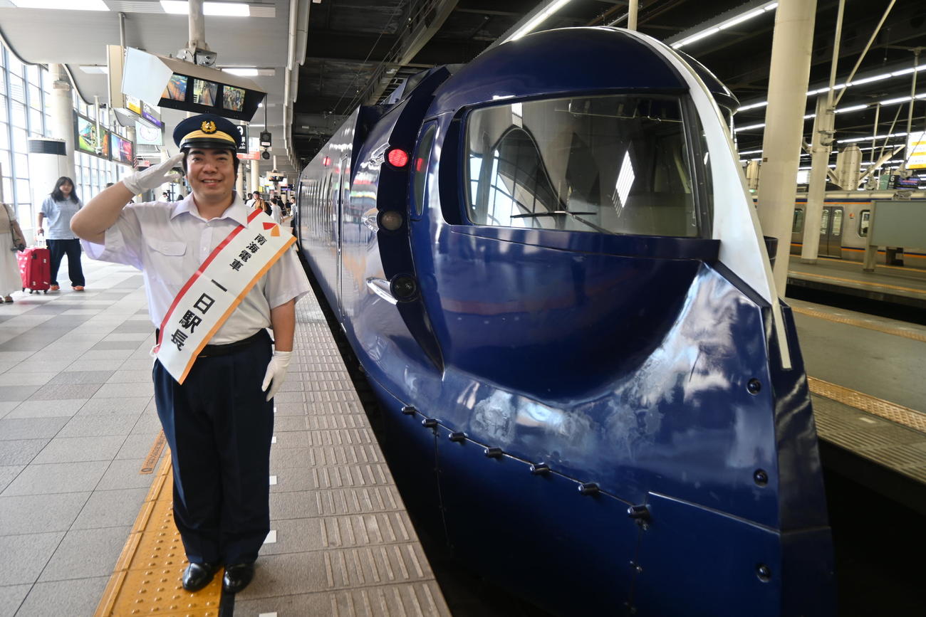 南海難波駅でラピートを見送る徳永ゆうき（撮影・松浦隆司）
