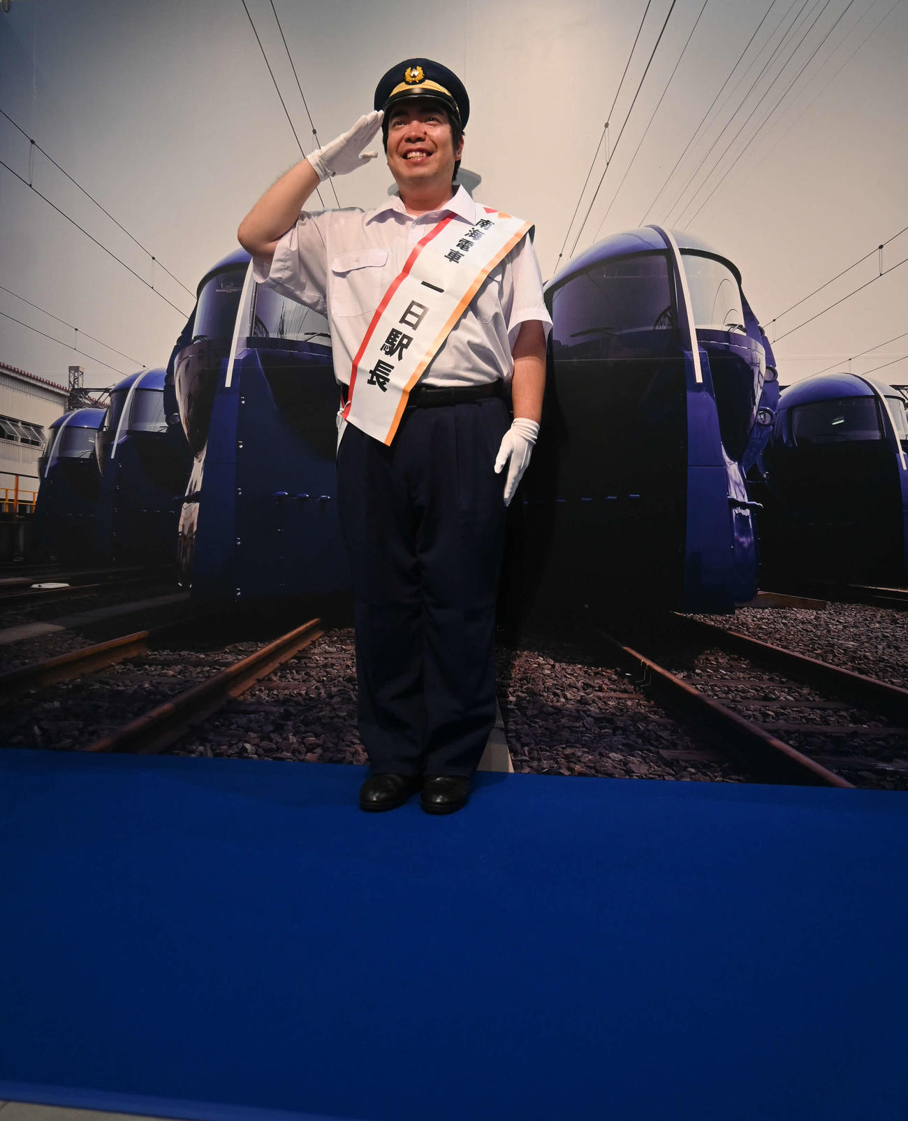 高島屋大阪店の「南海ラピート30周年展」のラピートの写真と記念撮影する徳永ゆうき（撮影・松浦隆司）