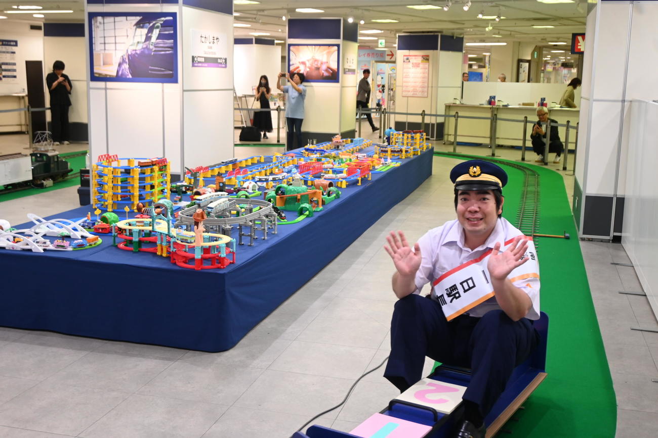 高島屋大阪店の「南海ラピート30周年展」でミニラピート乗車体験する徳永ゆうき（撮影・松浦隆司）