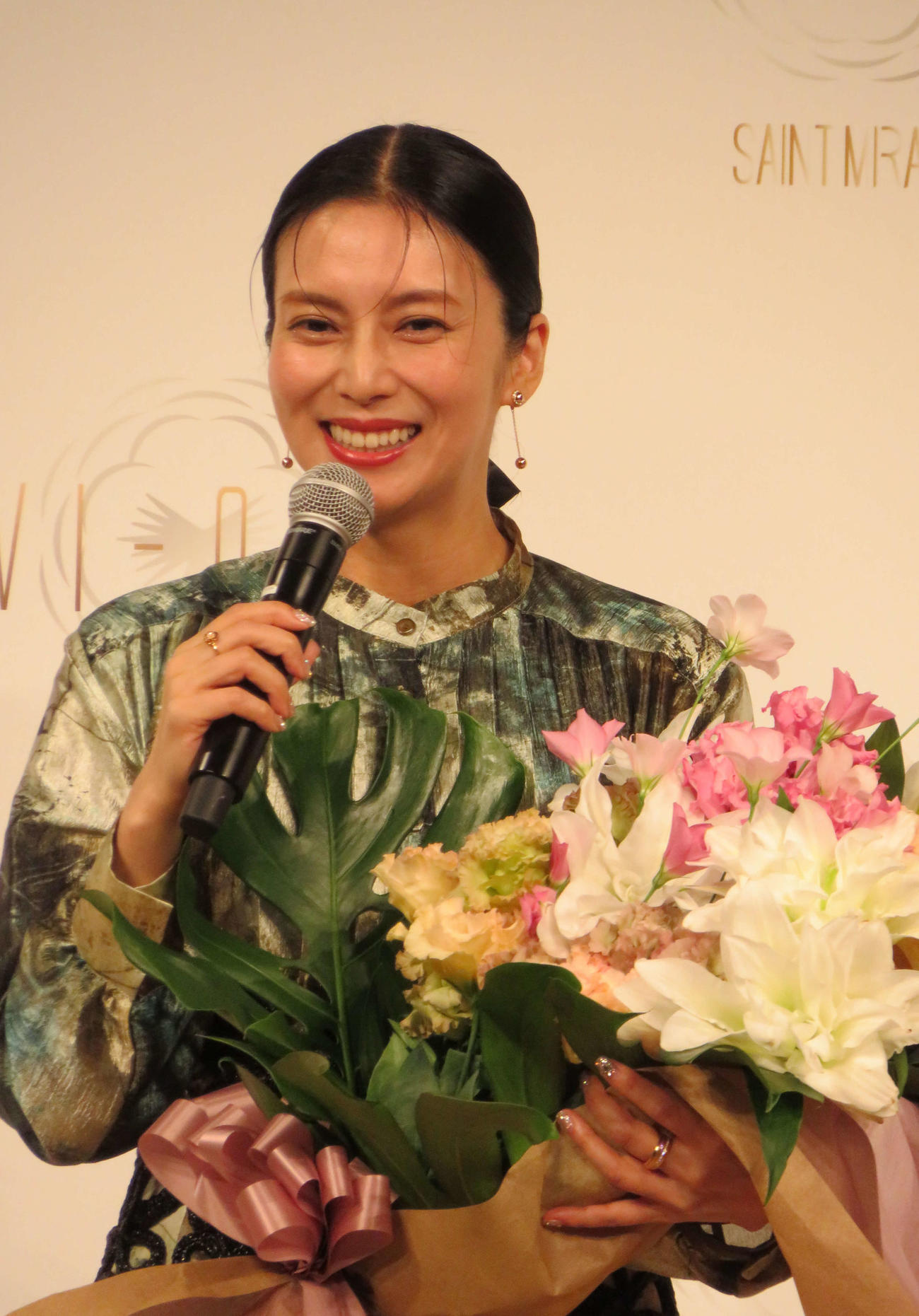 エイジングケア美顔器「VI－OLA」の販売1周年記念イベントに参加した柴咲コウ