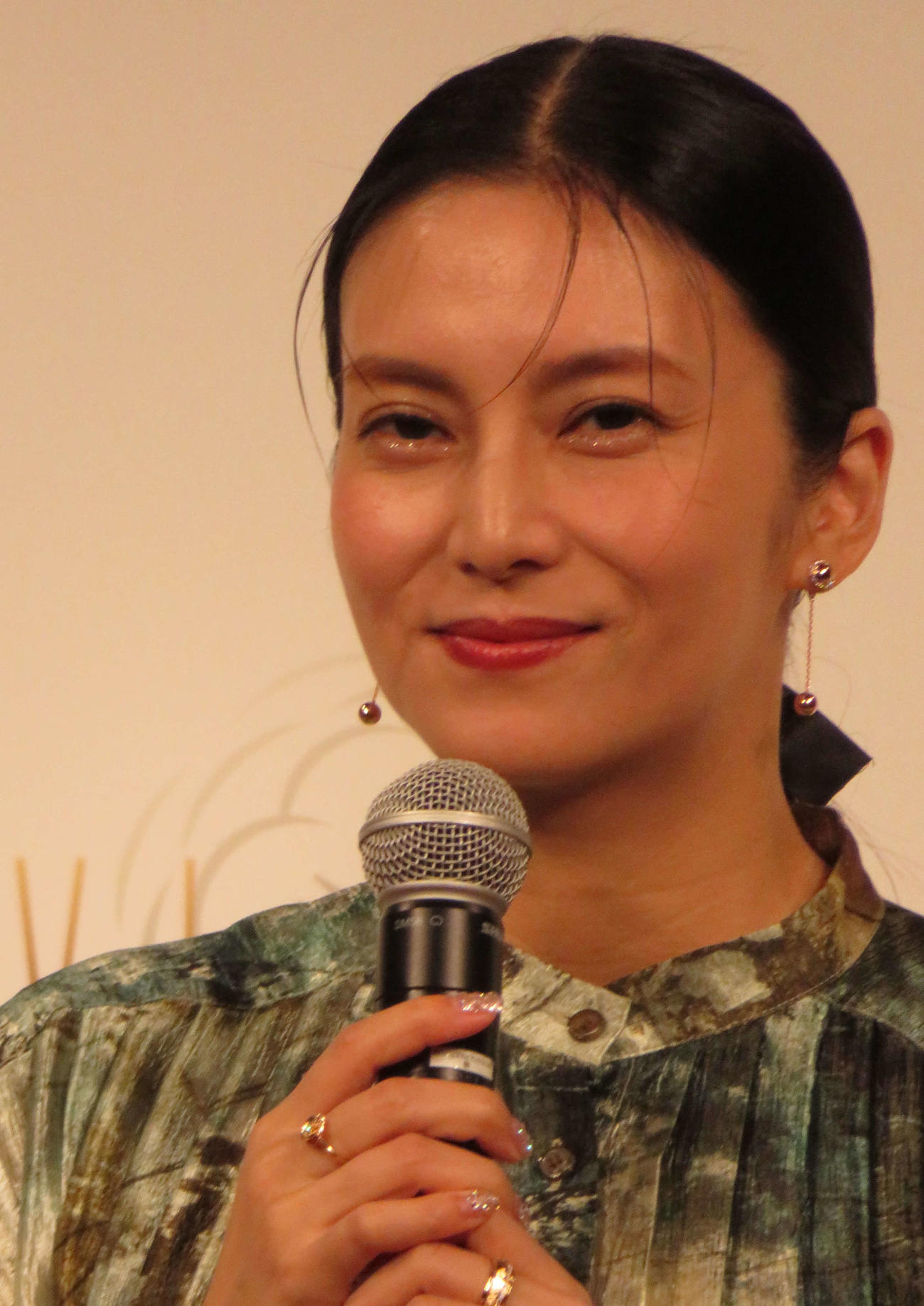 エイジングケア美顔器「VI－OLA」の販売1周年記念イベントに参加した柴咲コウ