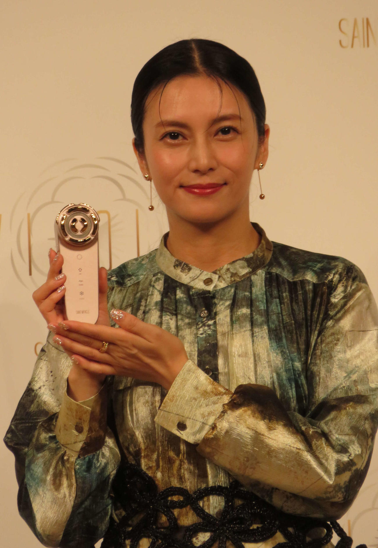 エイジングケア美顔器「VI－OLA」の販売1周年記念イベントに参加した柴咲コウ