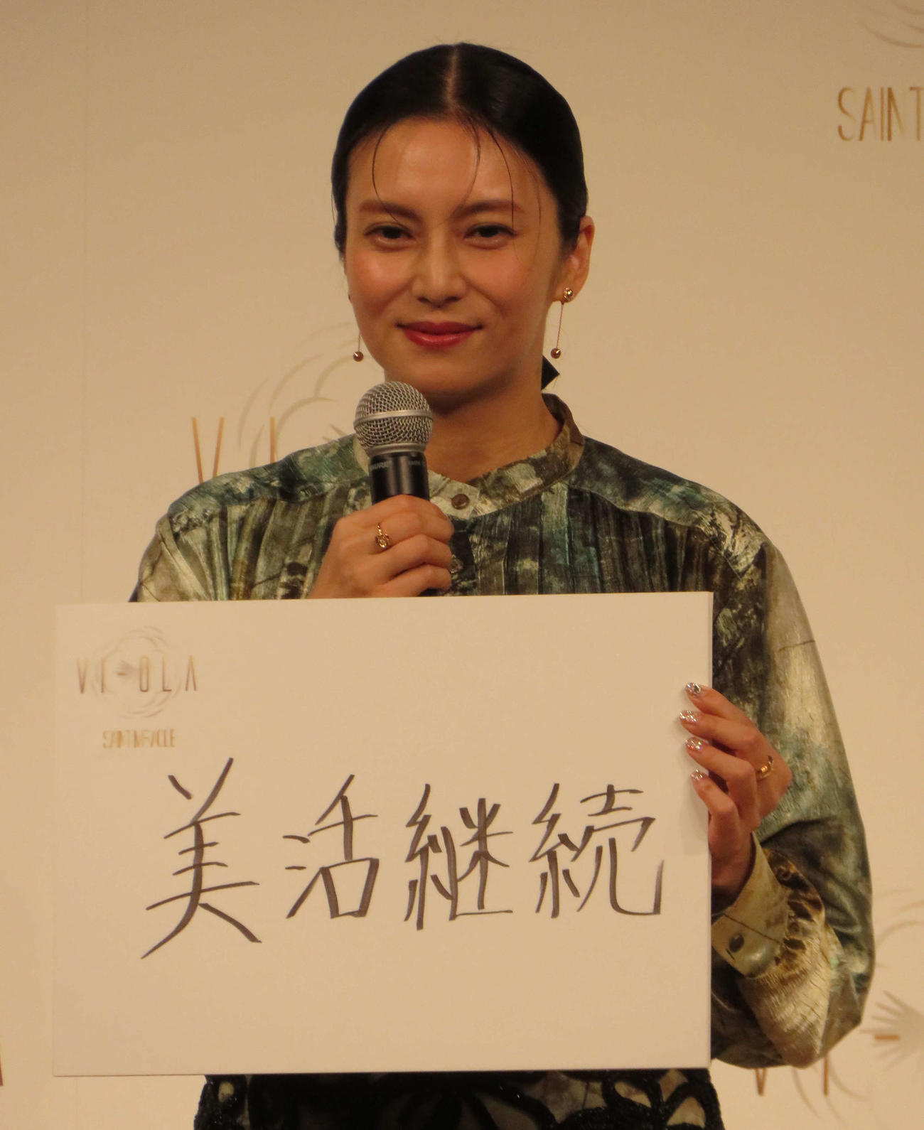 エイジングケア美顔器「VI－OLA」の販売1周年記念イベントに参加した柴咲コウ