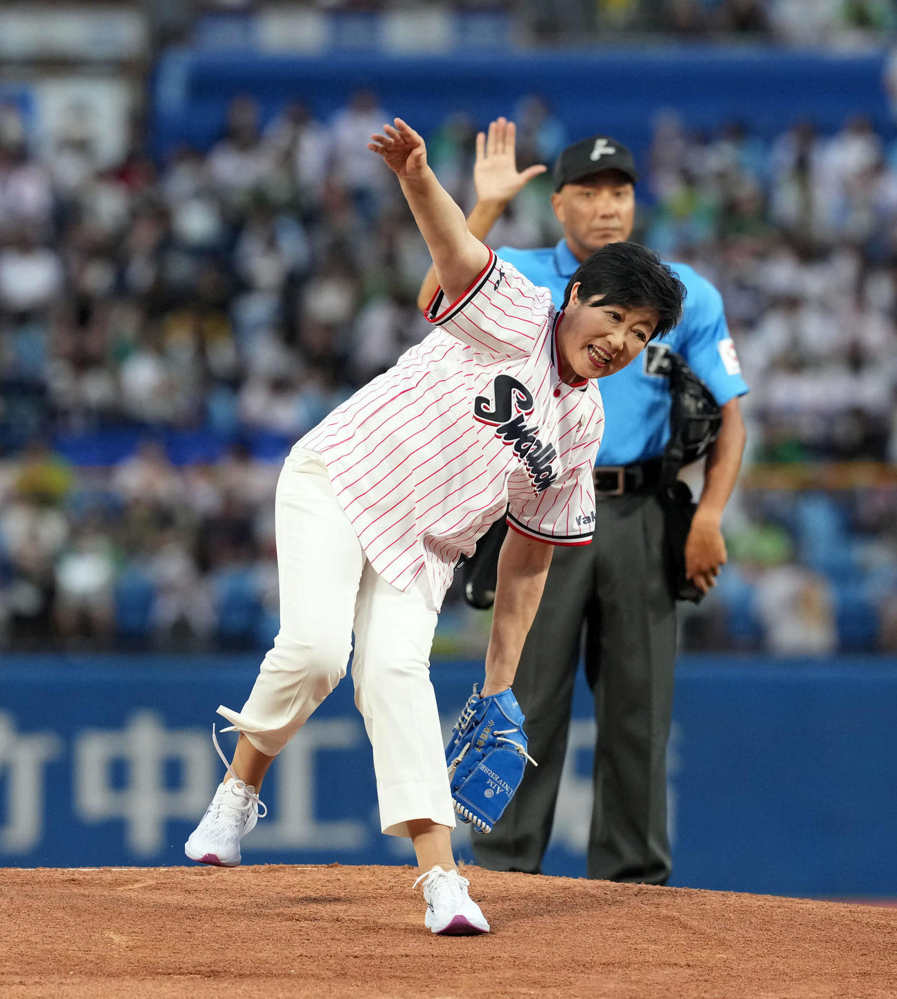 ヤクルト対阪神　始球式を務めマウンドで体勢を崩す小池百合子東京都知事（2024年8月撮影）