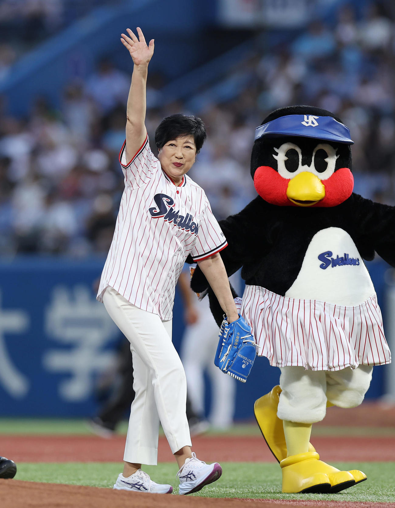 ヤクルト対阪神　始球式を務めた小池百合子都知事（撮影・前田充）