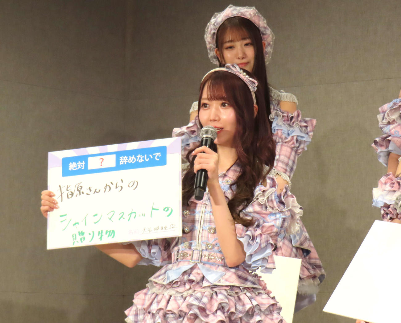 17枚目シングル「絶対アイドル辞めないで」発売記念会見に登壇した＝LOVE大谷映美里（手前）と瀧脇笙古