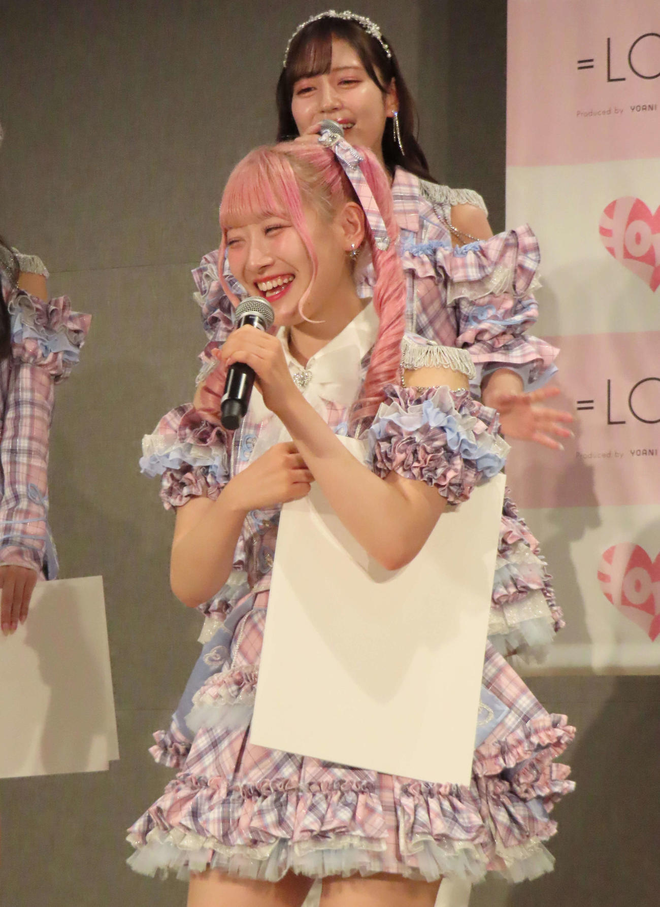 17枚目シングル「絶対アイドル辞めないで」発売記念会見に登壇した＝LOVE齋藤樹愛羅（手前）と諸橋沙夏