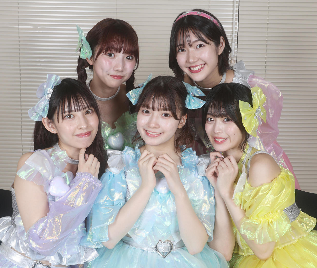 見る人を笑顔にする魅力を持つマジカル・パンチライン。取材が終わり撮影しながらずっと笑顔でいた自分に気がついた。前列左から沖口優奈、吉澤悠華、益田珠希、後列左から宇佐美空来、山本花奈（撮影・中島郁夫）