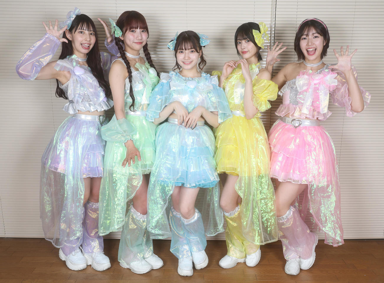 見る人を笑顔にする魅力を持つマジカル・パンチライン。取材が終わり撮影しながらずっと笑顔でいた自分に気がついた。左から沖口優奈、宇佐美空来、吉澤悠華、益田珠希、山本花奈（撮影・中島郁夫）