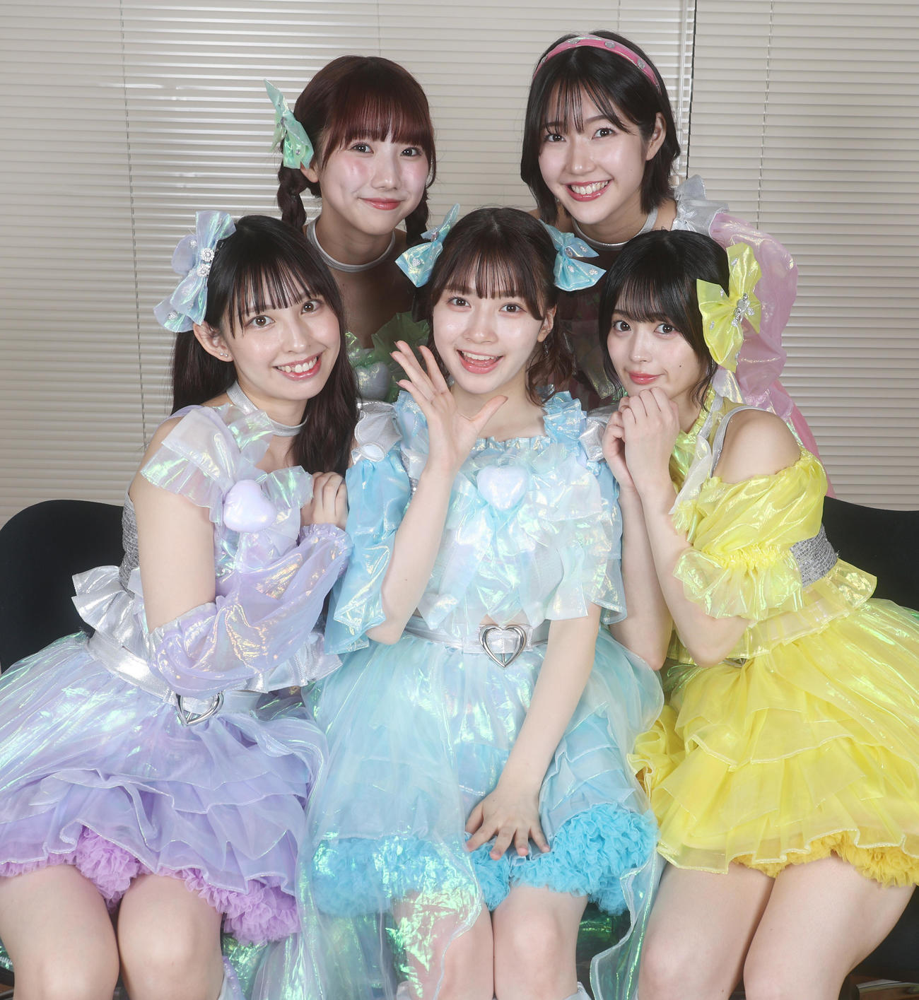 見る人を笑顔にする魅力を持つマジカル・パンチライン。取材が終わり撮影しながらずっと笑顔でいた自分に気がついた。前列左から沖口優奈、吉澤悠華、益田珠希、後列左から宇佐美空来、山本花奈（撮影・中島郁夫）