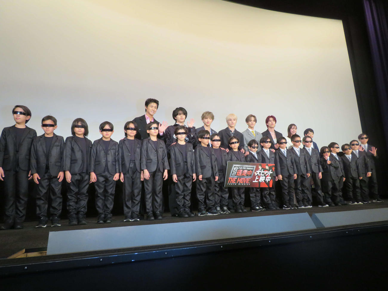 「逃走中　THE MOVIE」公開後舞台あいさつで、20人のミニハンターと記念撮影する、左から瀬口黎弥、木全翔也、佐藤大樹、川西拓実、中島颯太、金城碧海、田鍋梨々花、川原瑛都（撮影・村上幸将）