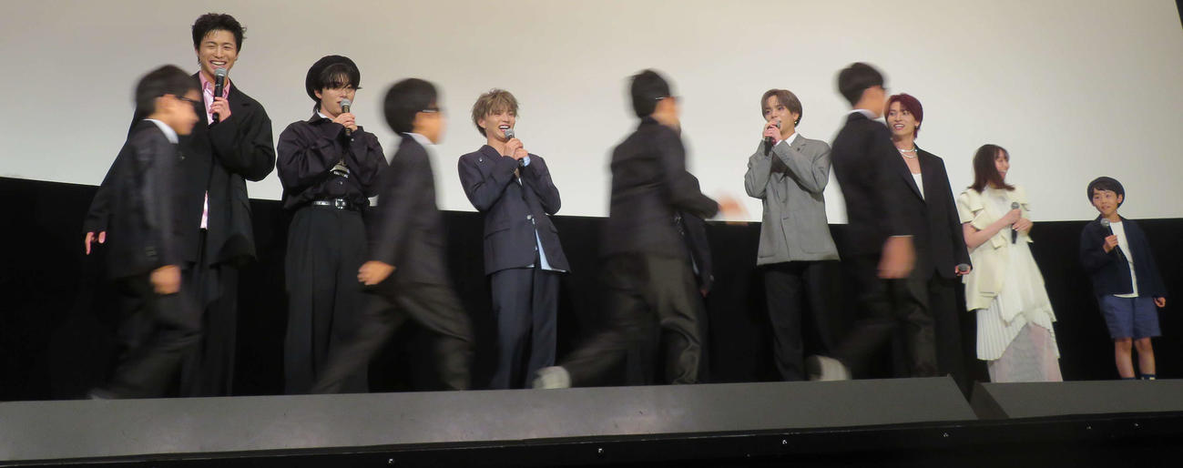 「逃走中　THE MOVIE」公開後舞台あいさつで、20人のミニハンターの登場に驚く、左から瀬口黎弥、木全翔也、佐藤大樹、中島颯太、金城碧海、田鍋梨々花、川原瑛都（撮影・村上幸将）