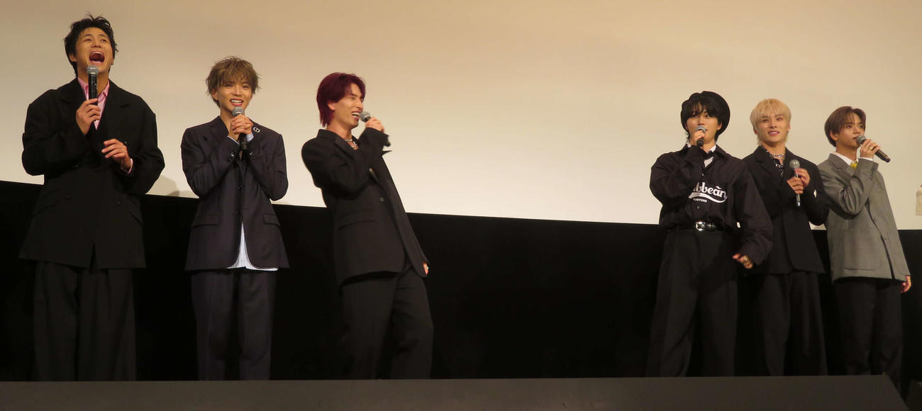 「逃走中　THE MOVIE」公開後舞台あいさつで、マーク・大喜多の声のみのサプライズ登場に驚く、左から瀬口黎弥、佐藤大樹、金城碧海、木全翔也、川西拓実、中島颯太（撮影・村上幸将）