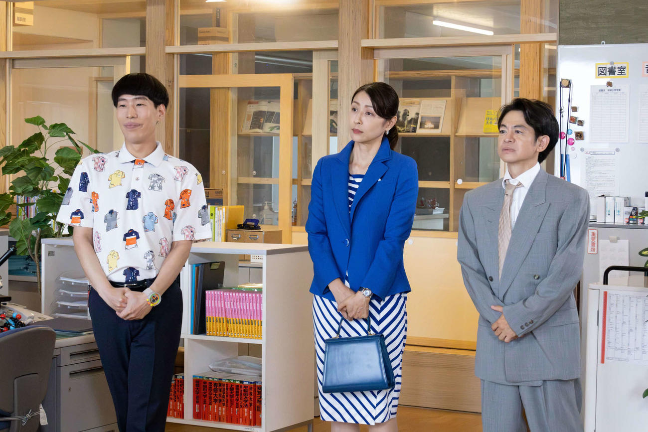 フジテレビ系「ビリオン×スクール」より左から坂口涼太郎、水野美紀、永野宗典（C）フジテレビ