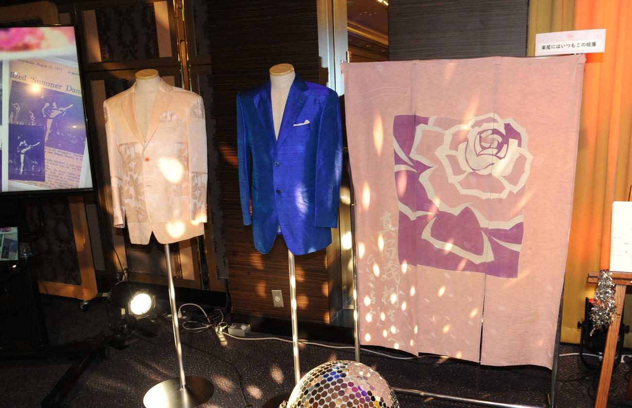 真島茂樹さんのお別れの会で展示された暖簾など