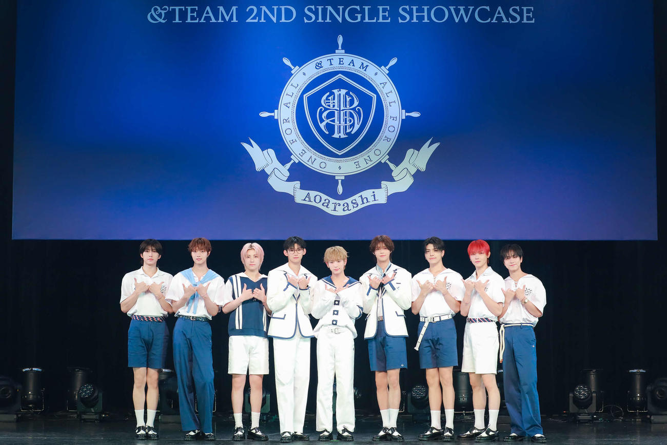 「青嵐（Aoarashi）」発売記念ショーケースを開催した＆TEAM。左からFUMA、EJ、YUMA、JO、HARUA、K、MAKI、NICHOLAS、TAKI（C）HYBE LABELS JAPAN