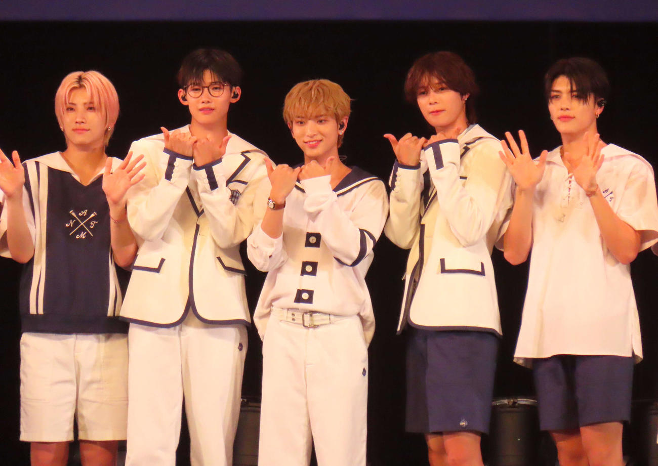「青嵐（Aoarashi）」発売記念ショーケースに登場した、左から＆TEAMのYUMA、JO、HARUA、K、MAKI