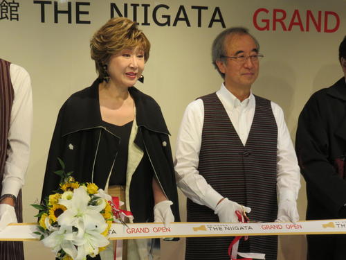 小林幸子「新潟は海の幸、山の幸…小林幸」とＰＲ「銀座・新潟情報館」グランドオープン