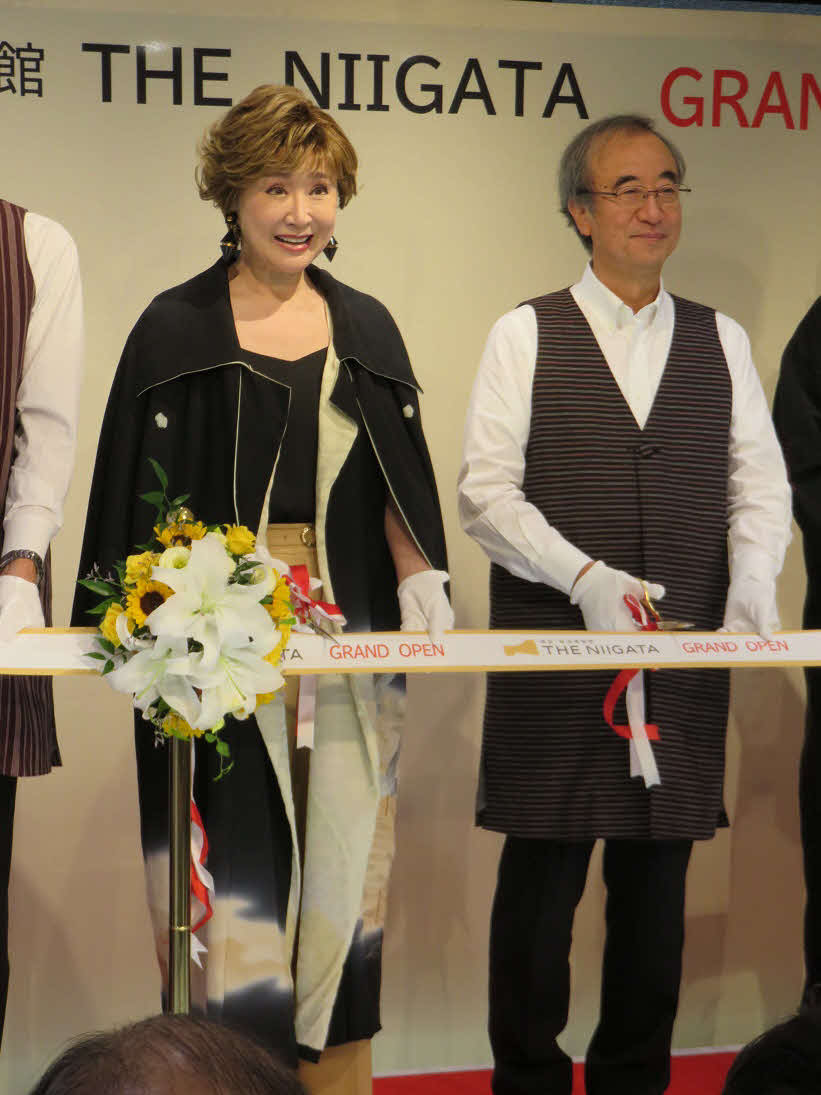 「銀座・新潟情報館　THE NIIGATA」グランドオープンのテープカットに臨む小林幸子（左）と花角英世新潟県知事