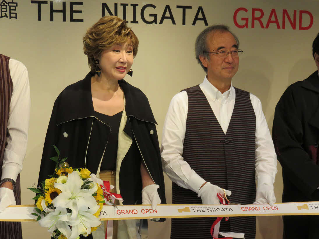 「銀座・新潟情報館　THE NIIGATA」グランドオープンのテープカットに臨む小林幸子（左）と花角英世新潟県知事
