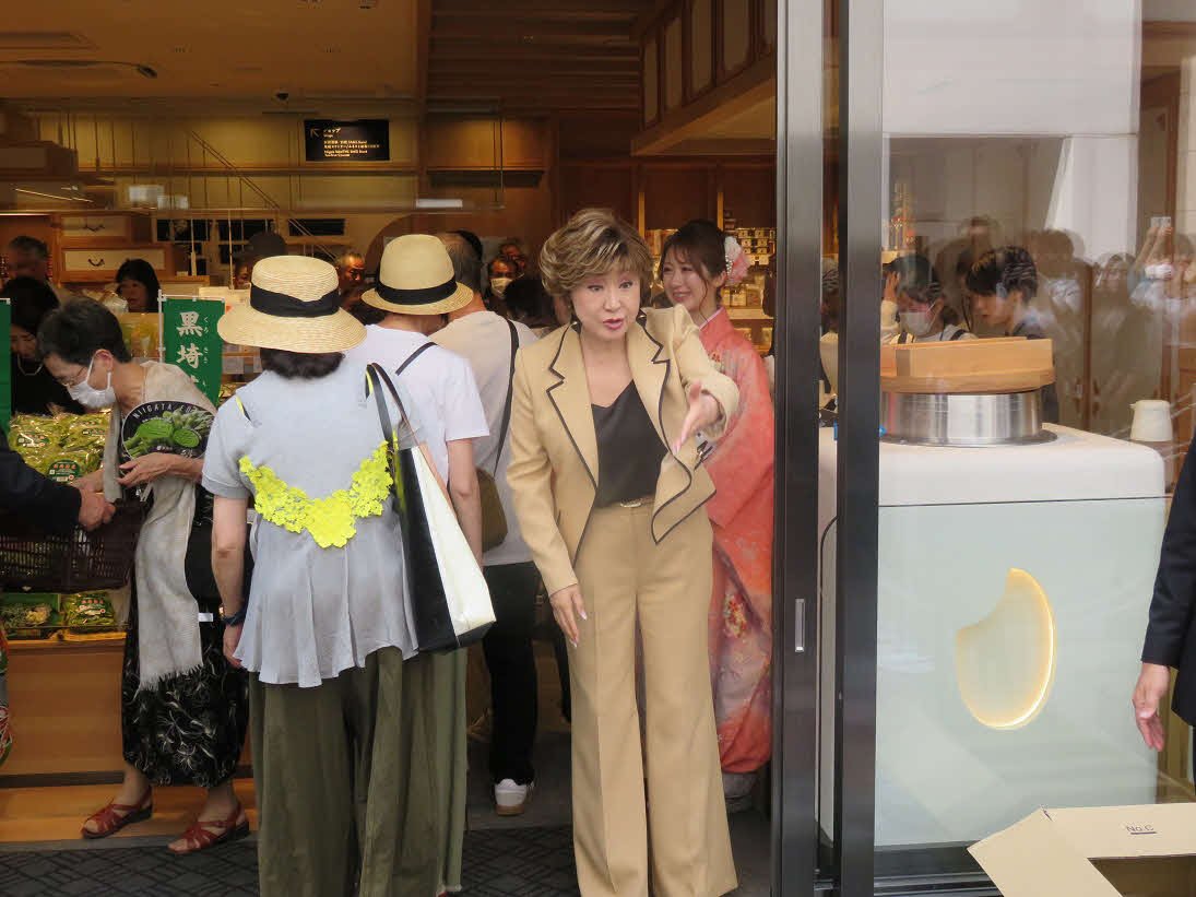 「銀座・新潟情報館　THE NIIGATA」の“看板娘”として来場者を出迎える小林幸子