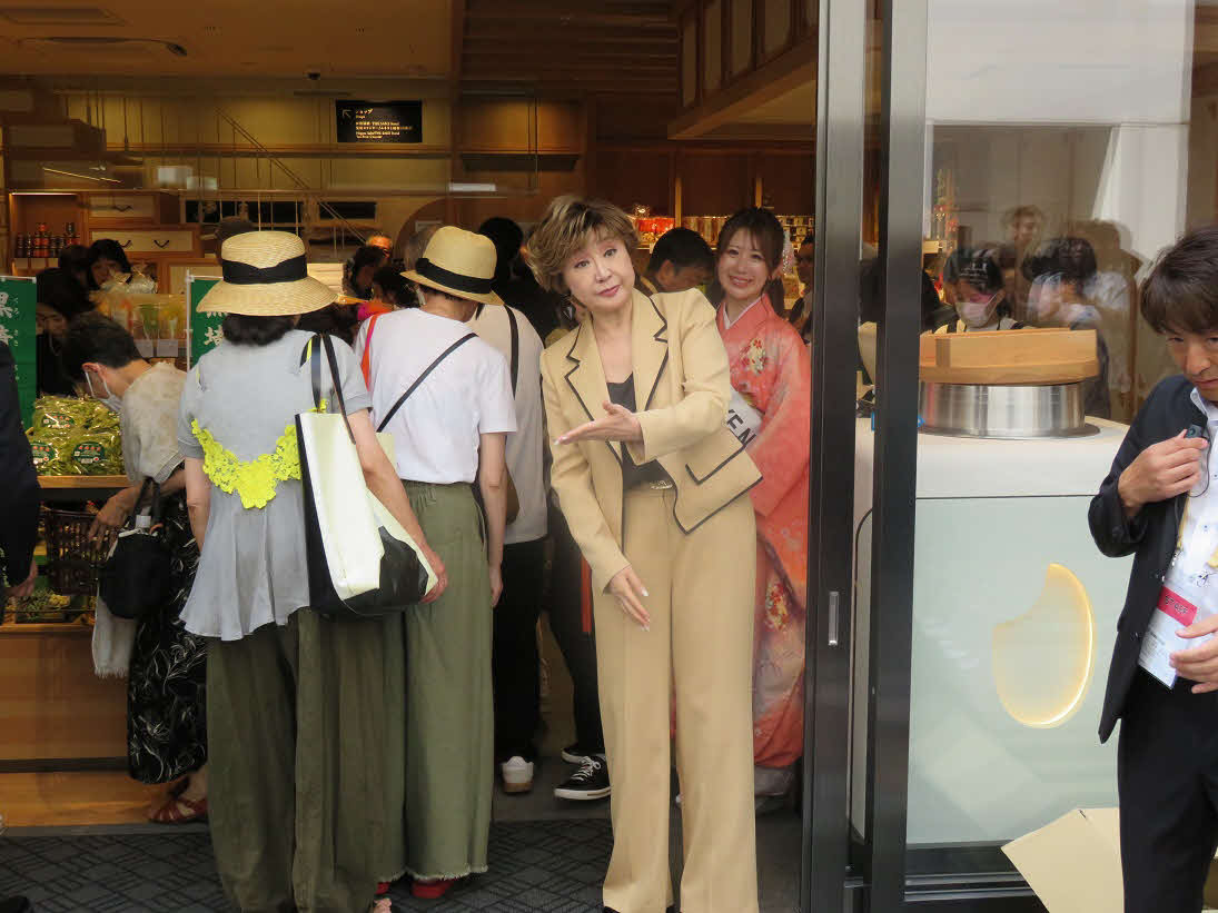 「銀座・新潟情報館　THE NIIGATA」の“看板娘”として来場者を出迎える小林幸子