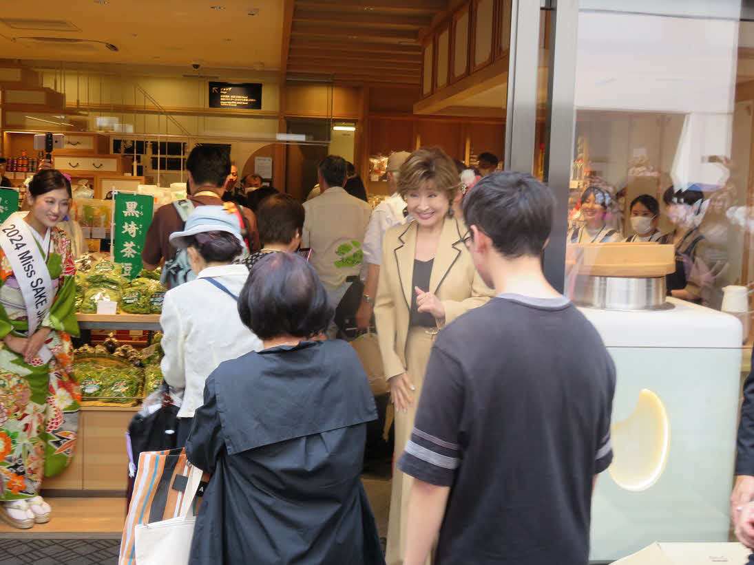 「銀座・新潟情報館　THE NIIGATA」の“看板娘”として来場者を出迎える小林幸子