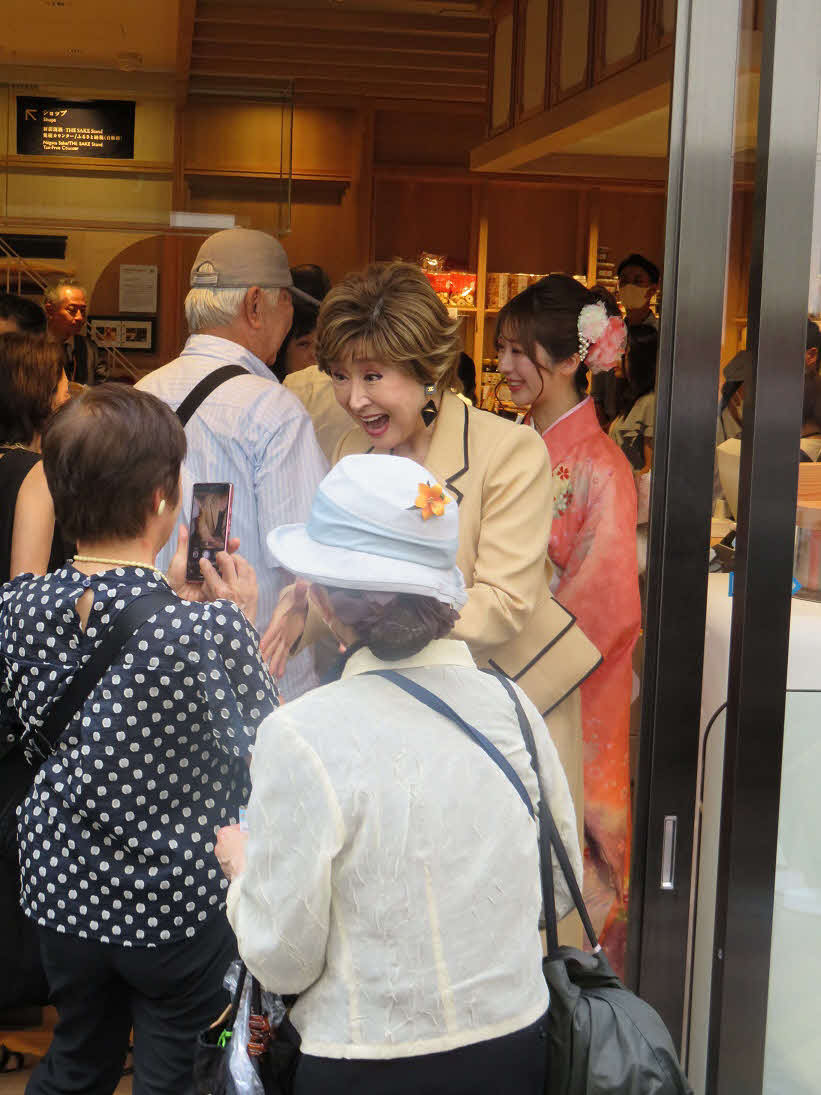 「銀座・新潟情報館　THE NIIGATA」の“看板娘”として来場者を出迎える小林幸子