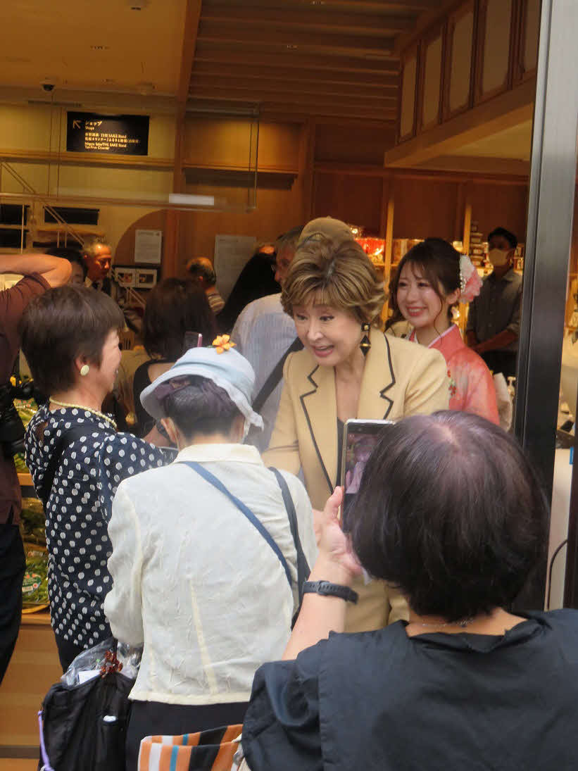 「銀座・新潟情報館　THE NIIGATA」の“看板娘”として来場者を出迎える小林幸子