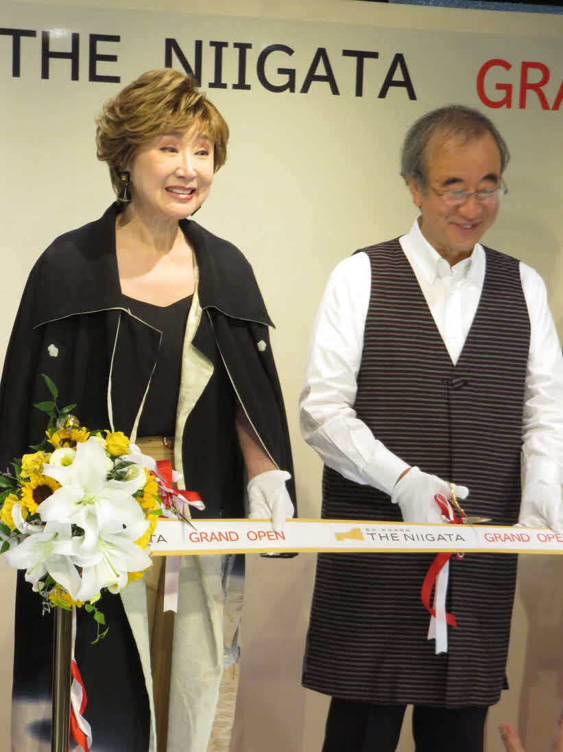 「銀座・新潟情報館　THE NIIGATA」グランドオープンのテープカットに臨む小林幸子（左）と花角英世新潟県知事